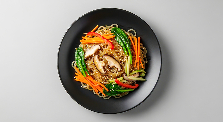 JPG 편집이미지 아시아 한식 컬러 채소 탁자 파프리카 요리 식사 버섯 당근 면류 맛 건강식 잡채 비건 편집실사 AI포토 AI콘텐츠 나라 음식 가구 컨셉 뿌리채소 CG 채식주의자 파일형식