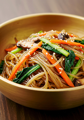 JPG 편집이미지 한식 채소 요리 식사 당근 고명 맛 나물 시금치 건강식 당면 간편조리식품 편집실사 AI포토 AI콘텐츠 음식 컨셉 뿌리채소 CG 파일형식