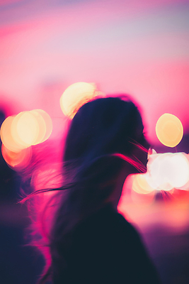 JPG 편집이미지 여자 실루엣 분홍색 자연 바람 풍경 빛 노을 주황색 도시 밤 저녁 감성 뷰티풀 의료성형뷰티 이미지편집 AI인물포토 AI콘텐츠 자연요소 컬러 컨셉 날씨 촬영기법 사람 견과류 야간 생태계 파일형식 AI포토