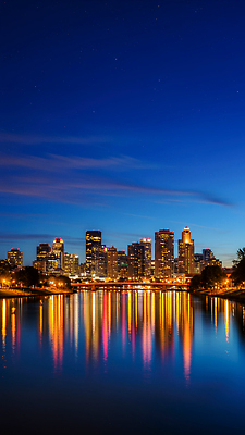 JPG 편집이미지 하늘 조명 풍경 건물 물 강 반사 평화 도시 밤 저녁 강가 시원함 고층 뷰티풀 편집실사 AI포토 AI콘텐츠 자연요소 건축물 컨셉 견과류 야간 CG 파일형식