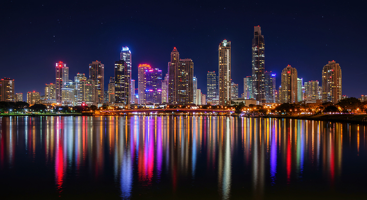 JPG 편집이미지 건축 컬러 야경 하늘 조명 풍경 강 반사 평화 고층빌딩 도시 밤 대도시 뷰티풀 편집실사 AI포토 AI콘텐츠 컨셉 빌딩 견과류 야간 CG 파일형식 풍경_경치