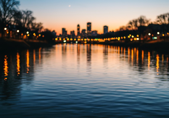 JPG 편집이미지 여유 물결 자연 하늘 조명 풍경 빛 반짝임 강 반사 노을 고층빌딩 도시 저녁 편집실사 AI포토 AI콘텐츠 자연요소 감정 모션 빌딩 야간 CG 생태계 파일형식