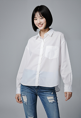 JPG 편집이미지 옷 여자 패션 포즈 스튜디오 미소 사람 매력적 청바지 편안함 모던 의료성형뷰티 스타일 편집실사 AI인물포토 AI콘텐츠 컨셉 바지 표정 감각 CG 파일형식 AI포토
