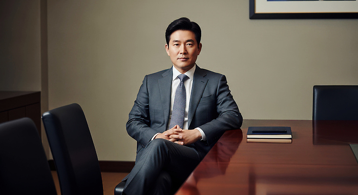 JPG 편집이미지 남자 의자 비즈니스 탁자 성공 회의 표정 정장 공간 분위기 집중 준비 리더쉽 의료성형뷰티 편집실사 AI인물포토 AI콘텐츠 옷 가구 컨셉 사람 CG 파일형식 AI포토