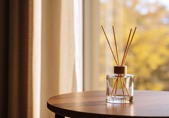 JPG 편집이미지 여유 가구 거실 탁자 실내 장식 인테리어 분위기 편안함 오브젝트 향기 아로마 아로마테라피 방향제 우드 편집실사 AI포토 AI콘텐츠 디자인 감정 생활용품 컨셉 내부 감각 CG 냄새 테라피 파일형식