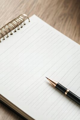 JPG 편집이미지 탁자 문구용품 아이디어 일상 사무실 펜 공책 기록 준비 정리 창의성 편집실사 AI포토 AI콘텐츠 가구 컨셉 비즈니스 라이프 필기구 CG 오브젝트 파일형식