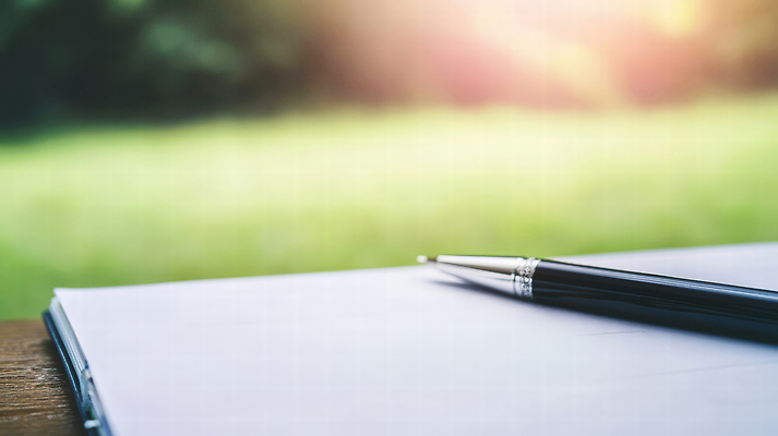 JPG 편집이미지 생각 자연 초원 일상 햇빛 연필 평화 공책 고요 기록 땅 준비 뷰티풀 창의력 편집실사 AI포토 AI콘텐츠 컨셉 문구용품 학용품 라이프 태양 필기구 CG 생태계 파일형식