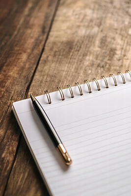 JPG 편집이미지 아이디어 일상 생활 학습 사무실 필기구 펜 공책 기록 메모지 작업 준비 문서 나무탁자 창의력 편집실사 AI포토 AI콘텐츠 교육 컨셉 비즈니스 탁자 문구용품 라이프 사무용품 CG 파일형식