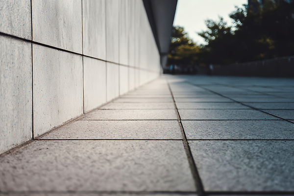 JPG 편집이미지 디자인 길 아침 거리 바닥 그림자 풍경 건물 햇빛 도시 구조물 타일 조용 오후 편집실사 AI포토 AI콘텐츠 주간 건축물 건축 태양 CG 파일형식