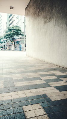 JPG 편집이미지 패턴 거리 바닥 풍경 건물 일상 햇빛 환경 고요 돌_바위 도시 보행자 골목길 조용 편집실사 AI포토 AI콘텐츠 건축물 길 무늬 라이프 태양 CG 파일형식