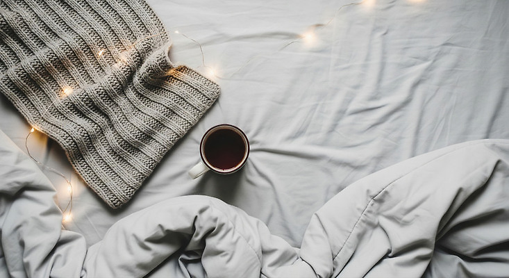 JPG 편집이미지 커피 겨울 아침 휴식 조명 따뜻함 공간 이불 침대 편안함 담요 부드러움 카페인 편집실사 AI포토 AI콘텐츠 주간 계절 음료 가구 컨셉 침구 감각 CG 파일형식