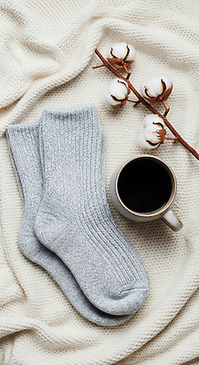 JPG 편집이미지 커피 겨울 집안 휴식 양말 따뜻함 회색 편안함 오브젝트 부드러움 편집실사 AI포토 AI콘텐츠 계절 음료 컬러 컨셉 실내 감각 CG 파일형식