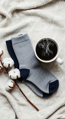 JPG 편집이미지 커피 겨울 휴식 양말 따뜻함 일상 회색 습기 수증기 포근함 편안함 담요 남색 오브젝트 차분 편집실사 AI포토 AI콘텐츠 계절 음료 컬러 컨셉 라이프 감각 CG 파일형식