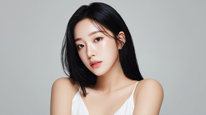 JPG 모델 편집이미지 옷 포즈 스튜디오 조명 표정 미소 머리카락 카메라 촬영 매력적 흰색 자신감 뷰티풀 의료성형뷰티 편집실사 AI인물포토 AI콘텐츠 감정 컬러 컨셉 전자제품 머리 CG 파일형식 AI포토