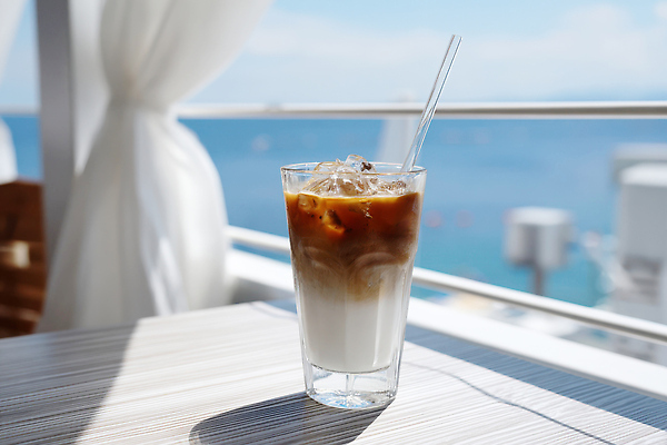 JPG 편집이미지 커피 음료 바다 탁자 휴식 풍경 해변 일상 여름 카페 시원함 아이스커피 편집실사 AI포토 AI콘텐츠 계절 가구 컨셉 라이프 상점 CG 파일형식