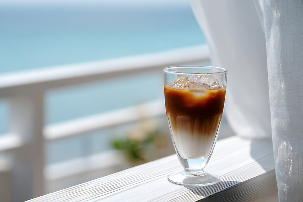 JPG 편집이미지 커피 음료 바다 자연 휴식 풍경 해변 일상 여름 얼음 발코니 편안함 시원함 아이스커피 편집실사 AI포토 AI콘텐츠 자연요소 계절 컨셉 라이프 감각 CG 생태계 파일형식