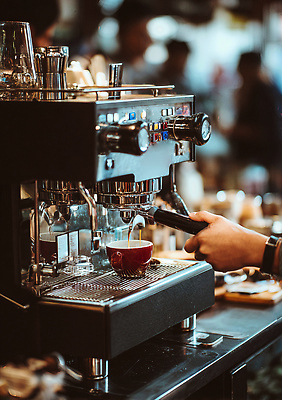 JPG 편집이미지 커피 음료 아침 대화 카페 맛 커피잔 고객 바쁨 향기 바리스타 에스프레소 전문 의료성형뷰티 편집실사 AI인물포토 AI콘텐츠 주간 직업 컨셉 잔 말하기 상점 CG 냄새 파일형식 AI포토