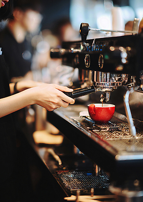 JPG 편집이미지 손 커피 음료 카페 작업 커피잔 커피메이커 고객 바리스타 에스프레소 추출 의료성형뷰티 편집실사 AI인물포토 AI콘텐츠 직업 잔 신체부위 상점 CG 커피용품 파일형식 AI포토