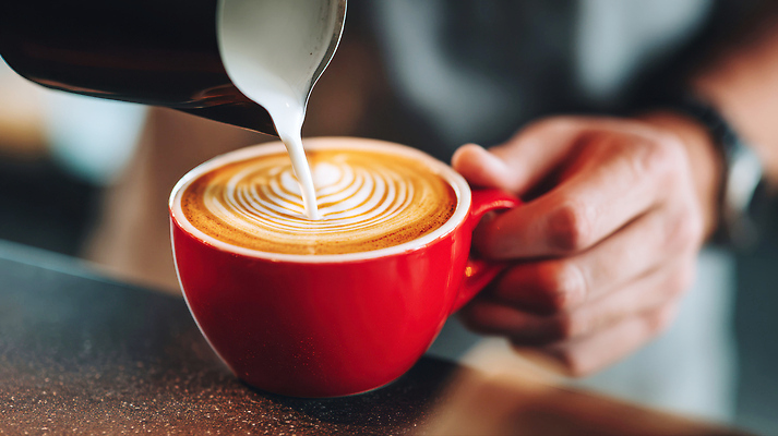 JPG 편집이미지 손 커피 음료 패턴 거품 카페 우유 작업 커피잔 그림 바리스타 라떼 오후 카페인 의료성형뷰티 편집실사 AI인물포토 AI콘텐츠 직업 무늬 잔 유제품 신체부위 상점 CG 파일형식 AI포토