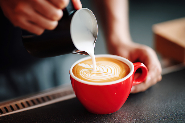 JPG 편집이미지 커피 음료 아침 따뜻함 컵 거품 카페 우유 바리스타 라떼아트 핸드메이드 의료성형뷰티 편집실사 AI인물포토 AI콘텐츠 주간 직업 식기 유제품 상점 CG 그림 라떼 파일형식 AI포토