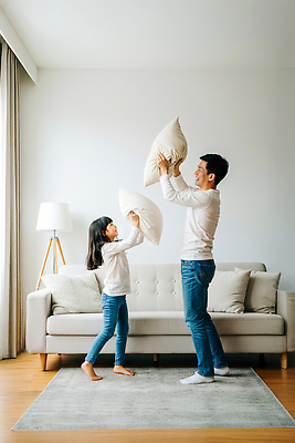 JPG 편집이미지 딸 행복 거실 가족 베개 모션 놀이 휴식 조명 함께함 실내 웃음 소파 아빠 즐거움 의료성형뷰티 부녀 편집실사 AI인물포토 AI콘텐츠 감정 컨셉 의자 관계 침구 표정 내부 CG 파일형식 AI포토