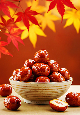 JPG 편집이미지 전통 그릇 음식 컬러 단풍 과일 자연 디저트 식사 수확 가을 대추 조화 뷰티풀 색감 편집실사 AI컴퓨터그래픽 AI콘텐츠 식기 계절 잎 농업 CG 생태계 파일형식