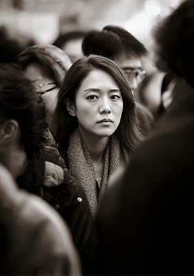 JPG 편집이미지 여자 감정 생각 모션 거리 표정 여러명 일상 관찰 도시 고독 복잡 순간 주목 혼자 의료성형뷰티 편집실사 AI인물포토 AI콘텐츠 다수 컨셉 사람 라이프 CG 파일형식 AI포토