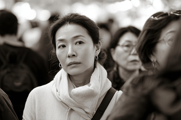 JPG 편집이미지 여자 감정 얼굴 생각 서울 사람 여러명 일상 시장 무관심 집중 일과 복잡 의료성형뷰티 편집실사 AI인물포토 AI콘텐츠 다수 컨셉 한국 라이프 신체부위 CG 파일형식 AI포토