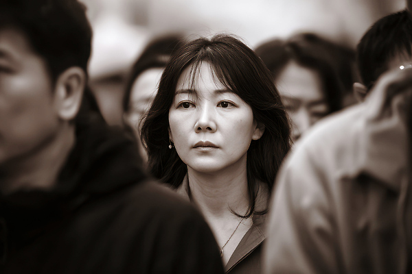 JPG 편집이미지 여자 감정 생각 거리 표정 여러명 일상 도시 우아함 도심 혼잡 주위 순간 의료성형뷰티 현실 편집실사 AI인물포토 AI콘텐츠 다수 컨셉 사람 라이프 CG 파일형식 AI포토