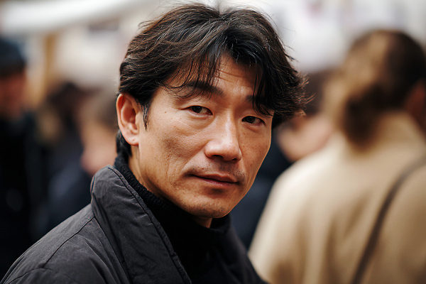 JPG 편집이미지 패션 남자 거리 서울 표정 사람 여러명 일상 관찰 도시 분위기 혼잡 집중 의료성형뷰티 편집실사 AI인물포토 AI콘텐츠 다수 컨셉 모션 한국 라이프 CG 파일형식 AI포토