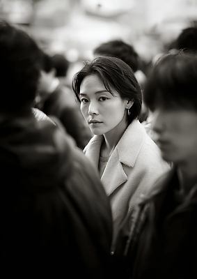 JPG 편집이미지 시선 여자 감정 생각 흑백 표정 사람 고요 도시 찡그림 군중 주위 오후 의료성형뷰티 편집실사 AI인물포토 AI콘텐츠 촬영기법 CG 파일형식 AI포토