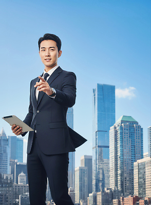 JPG 편집이미지 패션 남자 포즈 비즈니스 사업가 성공 직장 정장 도시풍경 태블릿 고층빌딩 자신감 도심 모던 의료성형뷰티 이미지편집 AI컴퓨터그래픽 AI콘텐츠 직업 옷 감정 컨셉 회사 사람 풍경 빌딩 전자제품 스마트기기 도시 파일형식