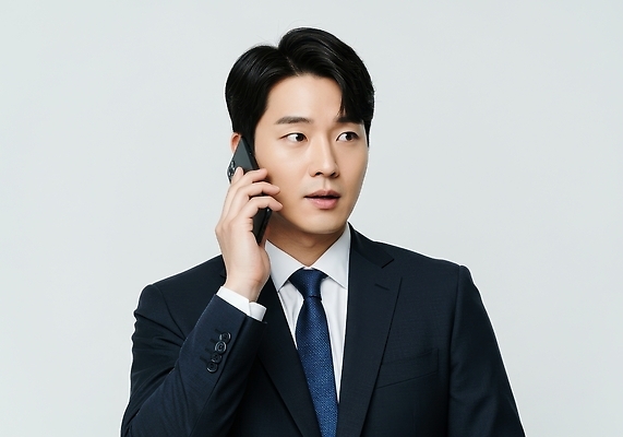 JPG 편집이미지 남자 비즈니스 표정 대화 정장 사무실 남성복 모던 통화 긴장 의사소통 의료성형뷰티 스타일 편집실사 AI인물포토 AI콘텐츠 옷 감정 모션 말하기 사람 CG 파일형식 AI포토