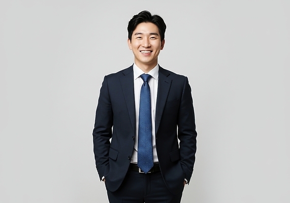 JPG 편집이미지 옷 남자 포즈 백그라운드 비즈니스 넥타이 직장 미소 정장 자신감 이미지 자기소개 의료성형뷰티 편집실사 AI인물포토 AI콘텐츠 잡화 감정 회사 표정 사람 CG 파일형식 AI포토