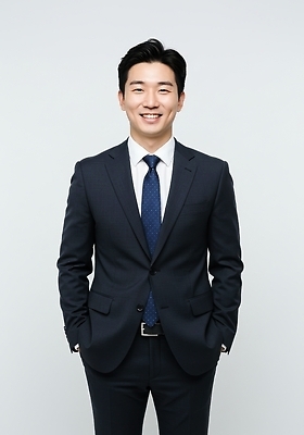 JPG 편집이미지 남자 백그라운드 비즈니스 조명 웃음 정장 카메라 사진촬영 모던 단순화된 의료성형뷰티 편집실사 AI인물포토 AI콘텐츠 옷 표정 사람 전자제품 촬영 CG 파일형식 AI포토