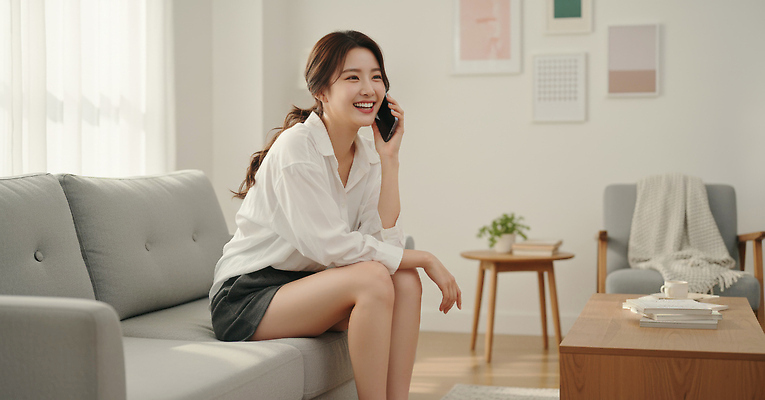 JPG 편집이미지 여자 행복 가구 거실 웃음 일상 장식 소파 시간 분위기 편안함 모던 통화 의료성형뷰티 편집실사 AI인물포토 AI콘텐츠 감정 생활용품 컨셉 의자 모션 표정 사람 라이프 감각 CG 파일형식 AI포토