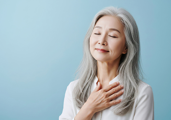 JPG 편집이미지 여자 감정 중년 표정 건강 미소 평화 고요 시간 만족 긍정 뷰티풀 순간 심호흡 의료성형뷰티 편집실사 AI인물포토 AI콘텐츠 컨셉 사람 성인 호흡 CG 파일형식 AI포토
