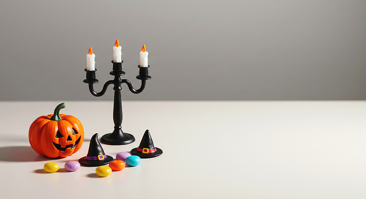 JPG 편집이미지 컬러 가족 탁자 호박 불꽃 사탕 장식 친구 파티 미니어처 할로윈 분위기 즐거움 촛대 마녀모자 편집실사 AI포토 AI콘텐츠 모자_잡화 감정 가구 컨셉 채소 관계 불 디저트 이벤트 모형 CG 파일형식