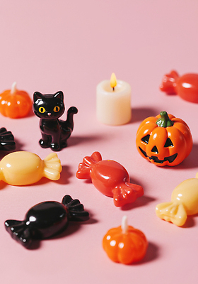 JPG 편집이미지 분홍색 컬러 초 탁자 호박 사탕 장식 파티 귀여움 고양이 미니어처 할로윈 분위기 오브젝트 주말 편집실사 AI포토 AI콘텐츠 가구 컨셉 채소 포유류 디저트 이벤트 반려동물 모형 CG 파일형식