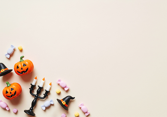 JPG 편집이미지 기념일 어린이 호박 사탕 장식 파티 축제 미니어처 할로윈 분위기 달콤 즐거움 촛대 마녀모자 색감 편집실사 AI포토 AI콘텐츠 모자_잡화 감정 컨셉 채소 디저트 사람 이벤트 모형 맛 CG 파일형식