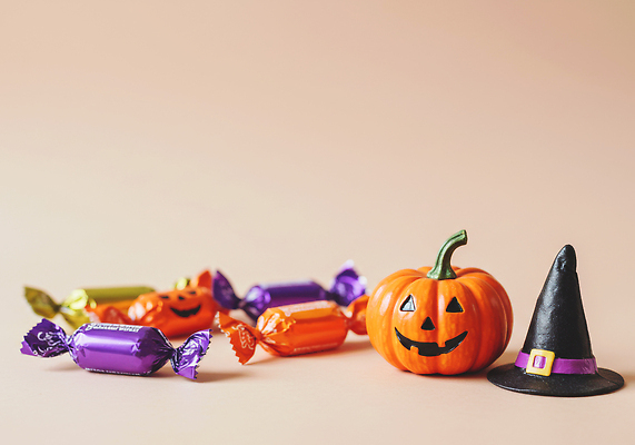 JPG 편집이미지 어린이 컬러 호박 디저트 사탕 장식 장난감 파티 축제 미니어처 할로윈 분위기 유령 즐거움 마녀 편집실사 AI포토 AI콘텐츠 감정 음식 컨셉 채소 사람 이벤트 모형 CG 파일형식