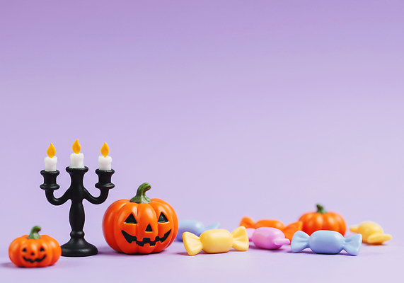 JPG 편집이미지 계절 음료 어린이 초 탁자 호박 디저트 사탕 장식 장난감 파티 보라색 미니어처 할로윈 즐거움 편집실사 AI포토 AI콘텐츠 감정 음식 컬러 가구 채소 사람 이벤트 모형 CG 파일형식