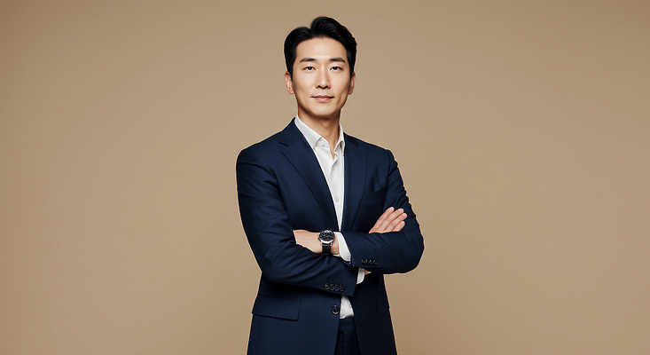 JPG 편집이미지 옷 패션 남자 포즈 백그라운드 비즈니스 정장 자신감 베이지색 의료성형뷰티 스타일 편집실사 AI인물포토 AI콘텐츠 감정 컬러 사람 CG 파일형식 AI포토