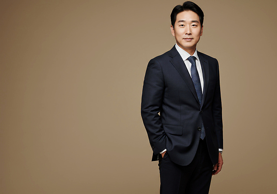 JPG 편집이미지 모자 패션 남자 포즈 비즈니스 정장 사진촬영 대기 자신감 정중 의료성형뷰티 스타일 갈색배경 편집실사 AI인물포토 AI콘텐츠 잡화 옷 감정 백그라운드 컨셉 사람 갈색 촬영 CG 파일형식 AI포토