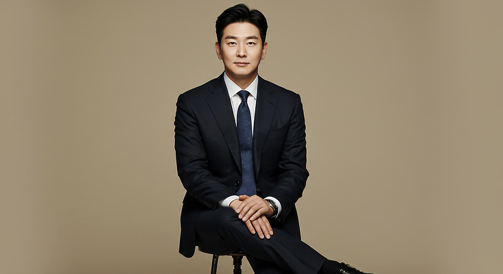 JPG 편집이미지 옷 남자 포즈 백그라운드 비즈니스 표정 앉기 정장 촬영 매력적 자신감 고급 의료성형뷰티 스타일 차분 편집실사 AI인물포토 AI콘텐츠 감정 컨셉 모션 사람 CG 파일형식 AI포토