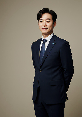 JPG 편집이미지 남자 감정 포즈 백그라운드 비즈니스 표정 정장 카메라 촬영 자신감 의료성형뷰티 스타일 편집실사 AI인물포토 AI콘텐츠 옷 사람 전자제품 CG 파일형식 AI포토