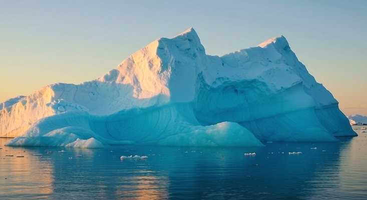 JPG 편집이미지 바다 자연 하늘 풍경 물 파란색 햇빛 반사 평화 환경 얼음 수면 빙하 오후 편집실사 AI컴퓨터그래픽 AI콘텐츠 자연요소 컬러 컨셉 태양 CG 생태계 파일형식