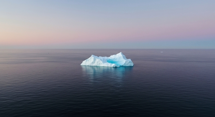 JPG 편집이미지 바다 컬러 자연 하늘 항해 풍경 물 여름 평화 환경 얼음 차가움 빙하 빙산 뷰티풀 수평선 편집실사 AI컴퓨터그래픽 AI콘텐츠 자연요소 계절 컨셉 배_교통 CG 생태계 파일형식