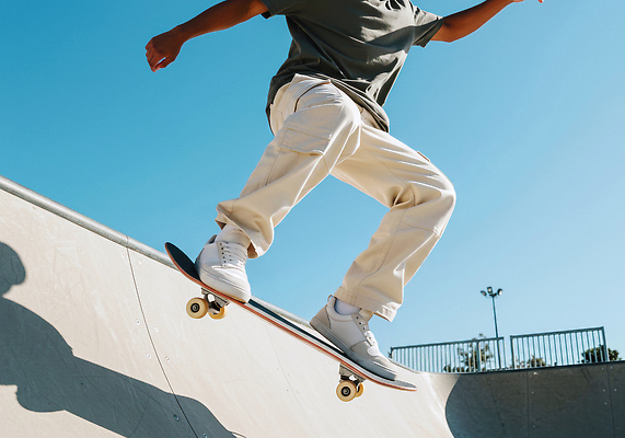 JPG 편집이미지 공원 남자 모션 청소년 놀이 풍경 취미 레포츠 운동 햇빛 스케이트 스케이트보드 익스트림스포츠 즐거움 의료성형뷰티 편집실사 AI인물포토 AI콘텐츠 공공시설 감정 스포츠용품 스포츠 레저 건강 사람 태양 보드_스포츠 CG 파일형식 AI포토