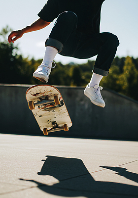 JPG 편집이미지 신발 모션 청소년 기술 소년 취미 친구 운동 점프 자유 스케이트보드 그늘 즐거움 의료성형뷰티 편집실사 AI인물포토 AI콘텐츠 남자 감정 어린이 컨셉 관계 건강 사람 보드_스포츠 CG 파일형식 AI포토